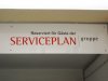Serviceplan, Beschilderung München, Eingangsschild, Deckenmontage, Folienschrift auf Acrylscheibe, Wandbesfestigungen aus Edelstahl